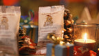 Königshappen Weihnachtsedition – Päckchen neben brennender Kerze